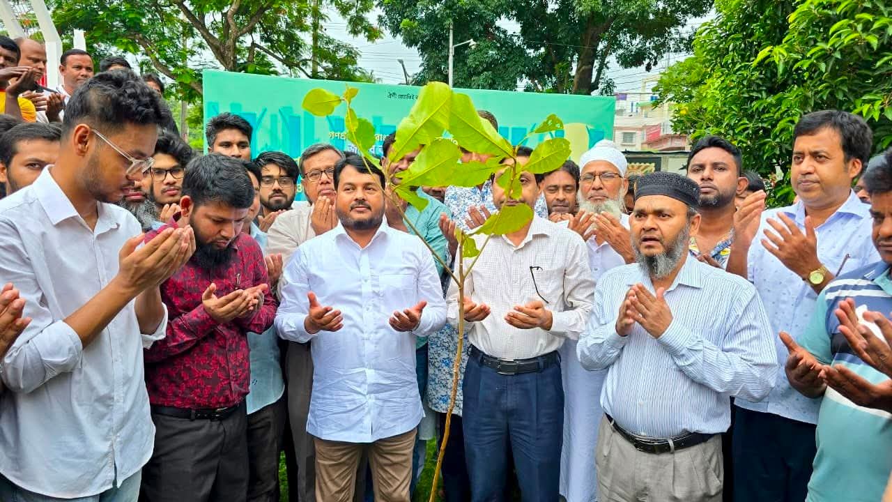 রুয়েটে বৃক্ষরোপণ কর্মসূচির উদ্বোধন করলেন রাসিক প্রশাসক