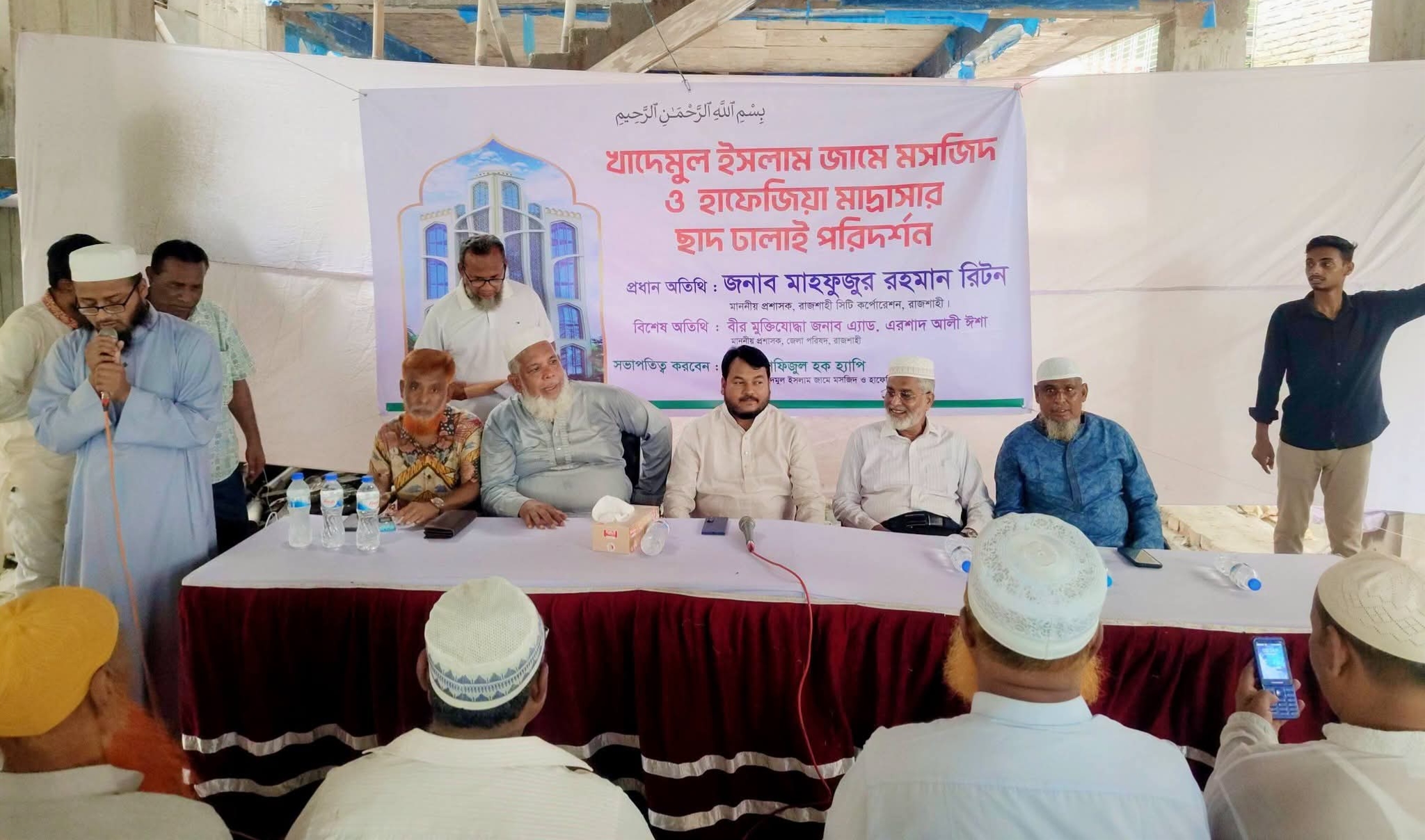 খাদেমুল ইসলাম মসজিদের ছাদ ঢালাই কাজ পরিদর্শনে রাসিক প্রশাসক রিটন