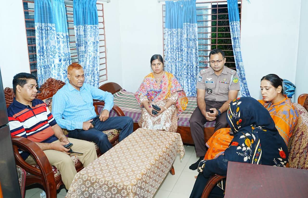 শহীদ আঞ্জুমান সাকিবের পরিবারের পাশে আরএমপি কমিশনার