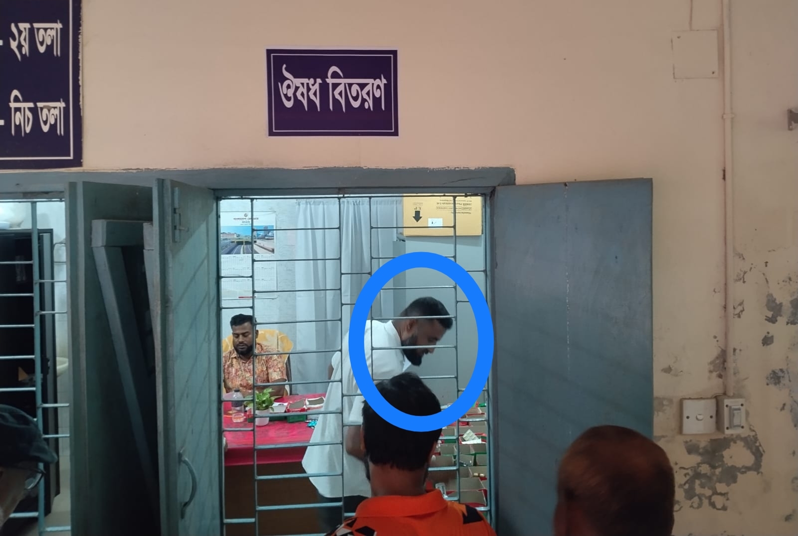 রাজশাহী রেলওয়ে হাসপাতালে ফার্মাসিস্টের বদলে ওষুধ দিচ্ছেন বাবুর্চি