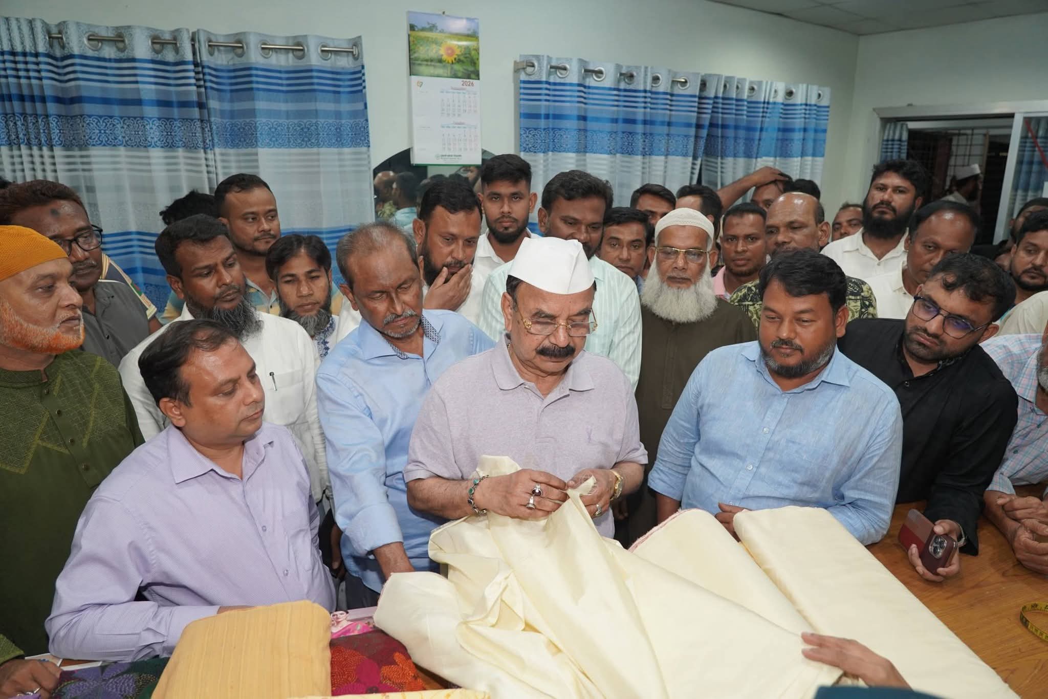 রাজশাহীর রেশম কারখানা পরিদর্শনে গয়েশ্বর চন্দ্র রায়, পাশে ছিলেন রাসিক প্রশাসক রিটন