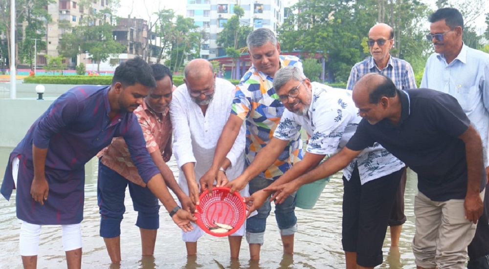 জীববৈচিত্র্য রক্ষায় ভদ্রা লেকে মাছের পোনা অবমুক্ত ও বৃক্ষরোপণ করলেন আরডিএ চেয়ারম্যান সুইট
