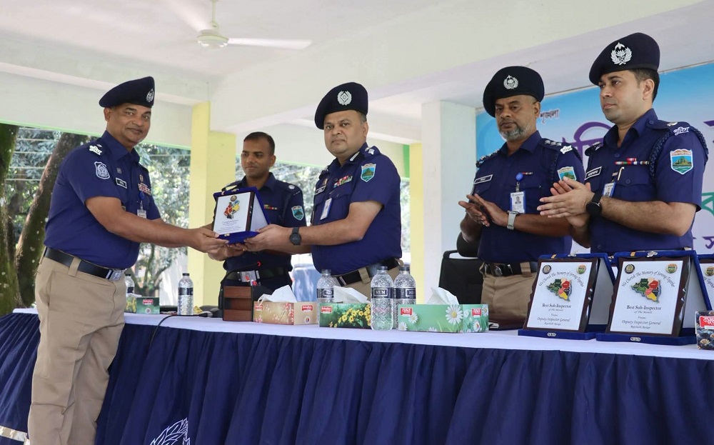 চাঁপাইনবাবগঞ্জে জেলা শ্রেষ্ঠ ওসির পুরস্কার পেলেন মতিউর রহমান