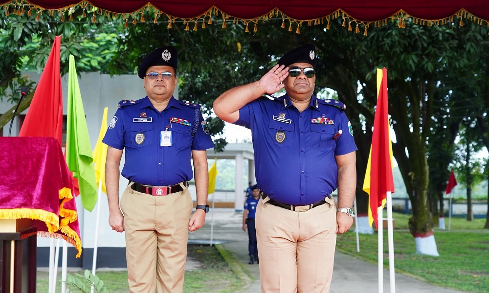 চাঁপাইনবাবগঞ্জ পুলিশ লাইন্সে বার্ষিক প্যারেড অনুষ্ঠিত: পেশাদারিত্ব ও শৃঙ্খলার তাগিদ ডিআইজির