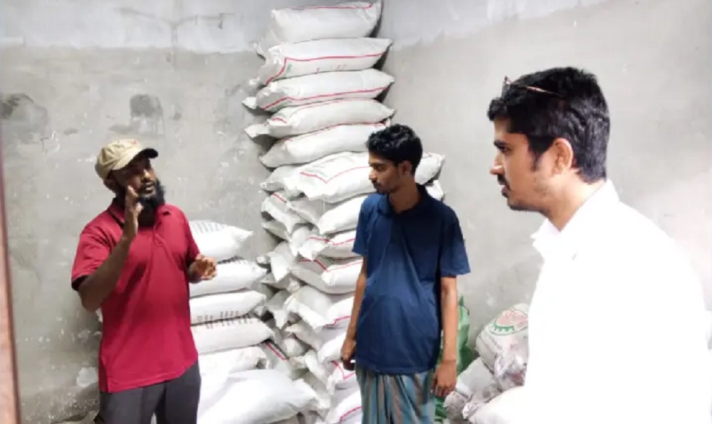 রাজশাহীতে অবৈধভাবে মজুত করা ৪২ বস্তা সার জব্দ ও কৃষকদের মাঝে বিক্রি