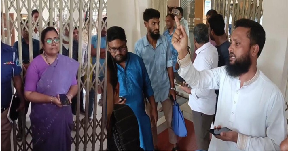 গোদাগাড়ী উপজেলা পরিষদ ঘেরাও, মূল ফটকে তালা ঝুলিয়ে বিক্ষোভ