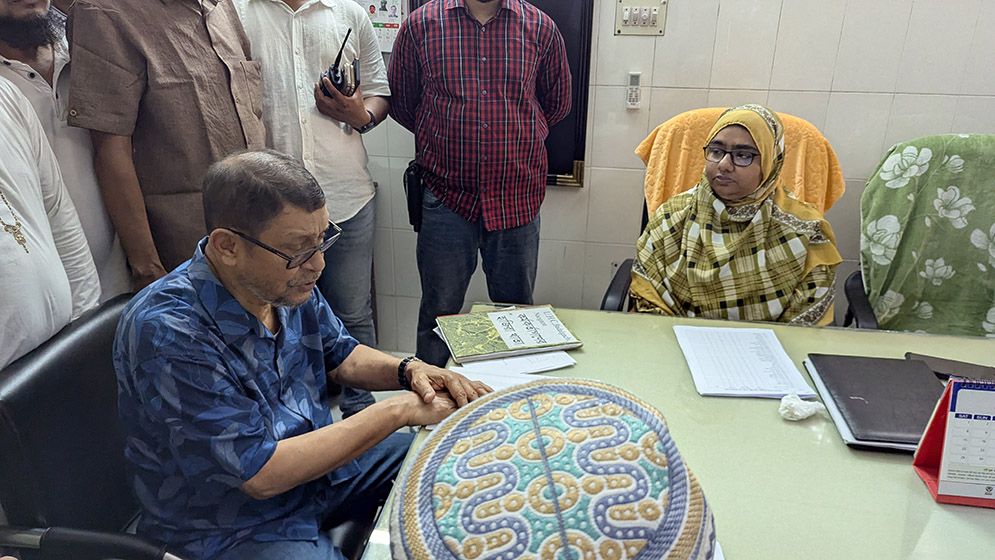 বদলগাছী উপজেলা স্বাস্থ্য কমপ্লেক্স আকস্মিক পরিদর্শন করলেন স্বাস্থ্যমন্ত্রী