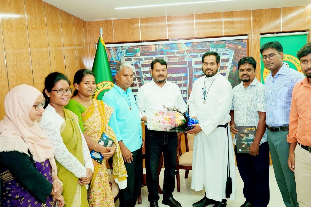 রাসিক প্রশাসকের সঙ্গে হলি ক্রস স্কুল অ্যান্ড কলেজের শিক্ষকবৃন্দের সৌজন্য সাক্ষাৎ