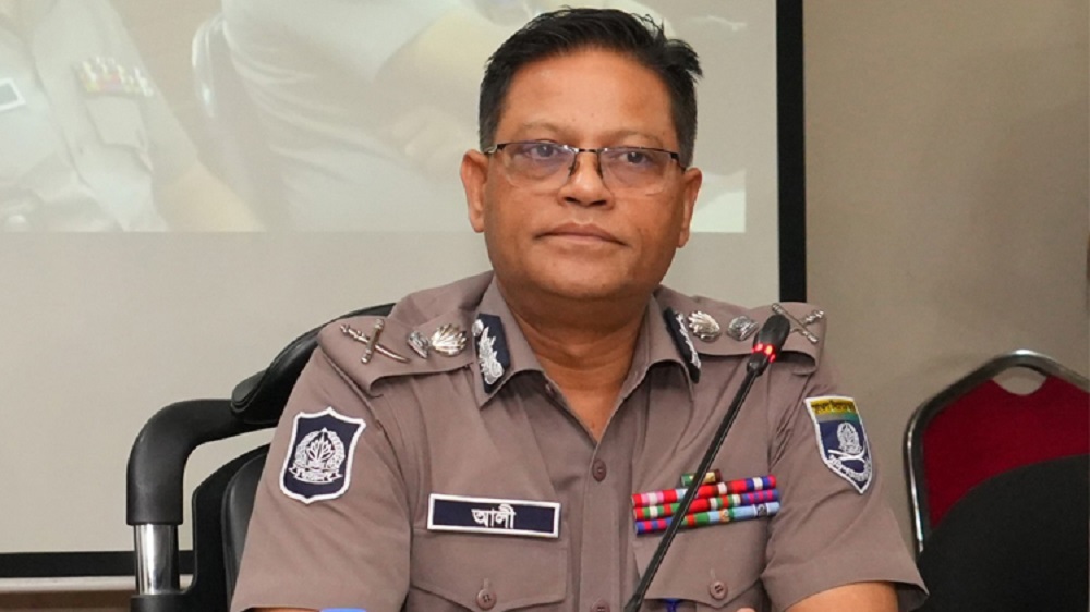 পেশাদারিত্বের সঙ্গে মানবিক সেবার মনোভাব নিয়ে কাজ করতে হবে