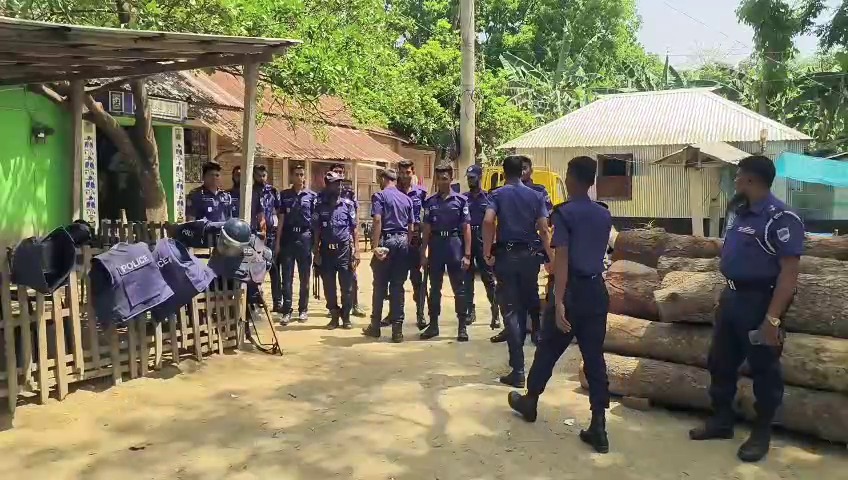 কুষ্টিয়ায় বাউল শিল্পী শফি মণ্ডলের বাড়িতে পুলিশ মোতায়েন