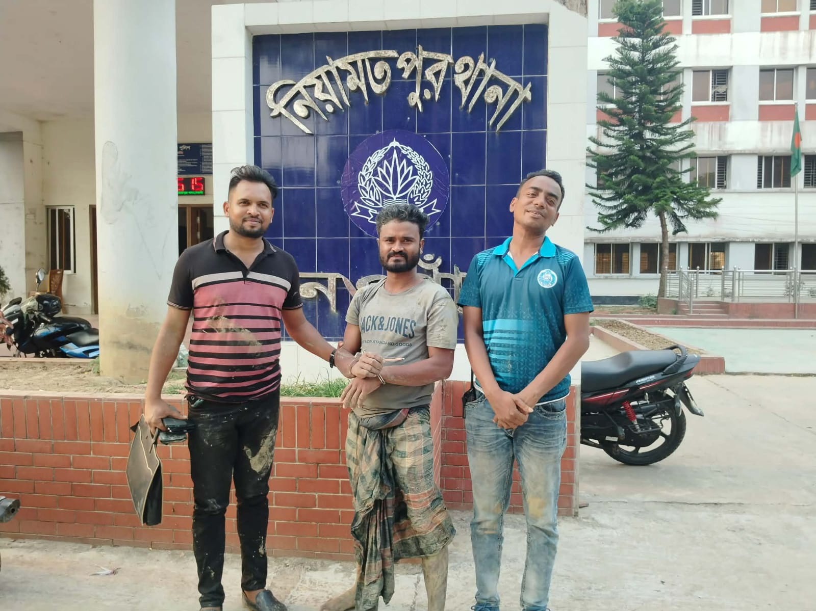 নিয়ামতপুরে ১০ পিচ ইয়াবাসহ কারবারি গ্রেপ্তার