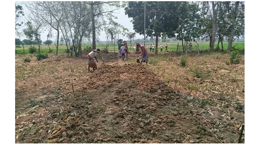 তানোরে স্বেচ্ছাশ্রমে ৩০০ মিটার রাস্তা নির্মান