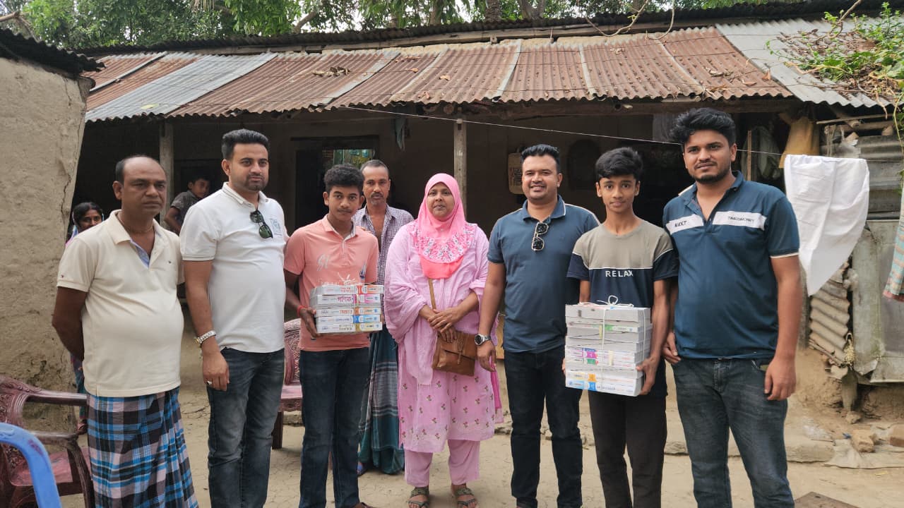 বাঘায় বই দিয়ে দশম শ্রেণির দুই শিক্ষার্থীর পাশে দাড়ালেন ছাত্রদল নেতা শামীম সরকার