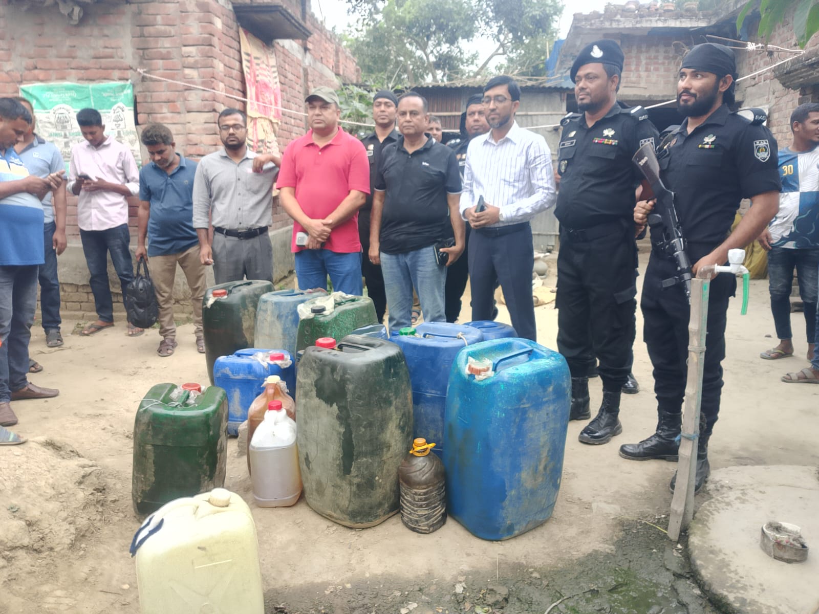 গোদাগাড়ীতে অবৈধভাবে জ্বালানি তেল মজুদ, মোবাইল কোর্টে জরিমানা