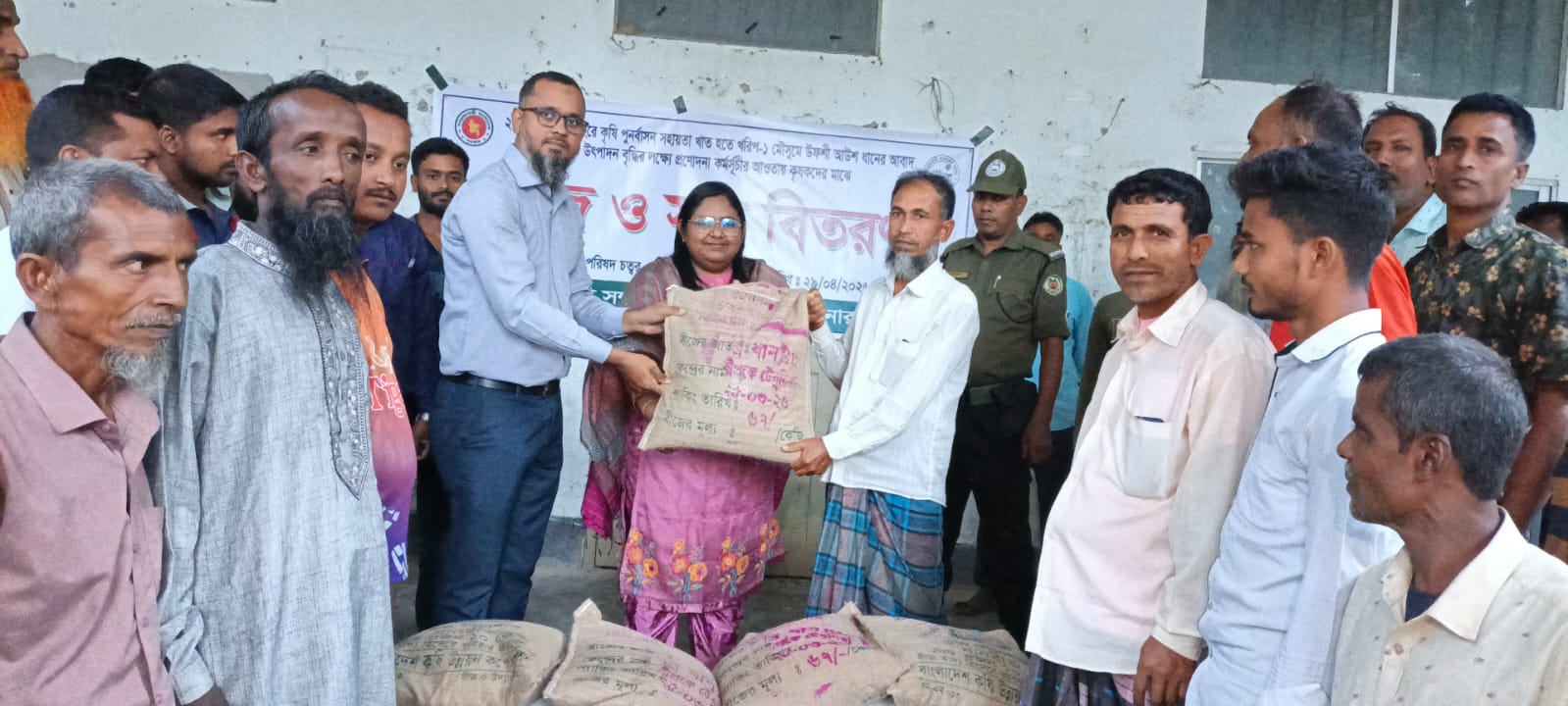 তানোরে ৭ হাজার কৃষক পেলো বিনা মূল্যের সার বীজ