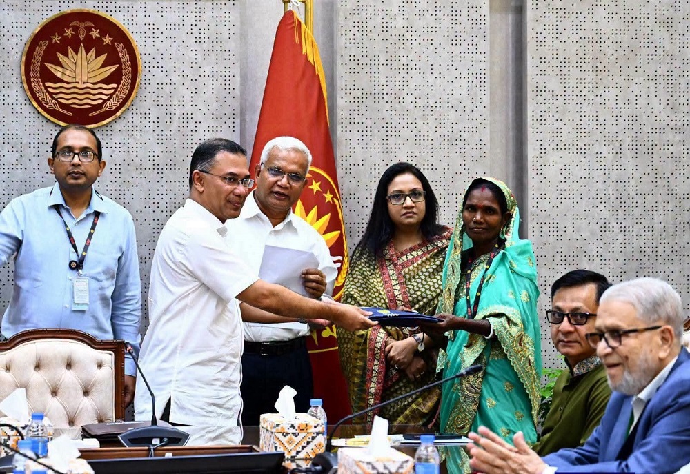 চা-শ্রমিকদের সুরক্ষায় ২০ হাজার রেইনকোট বিতরণের উদ্বোধন করলেন প্রধানমন্ত্রী তারেক রহমান