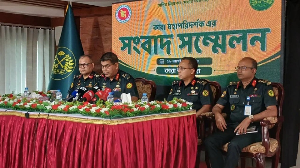 কারাগার ভেঙে পালানো ৬৯০ বন্দি এখনও পলাতক, ১৬৬ জনের তথ্য নেই: আইজি প্রিজন