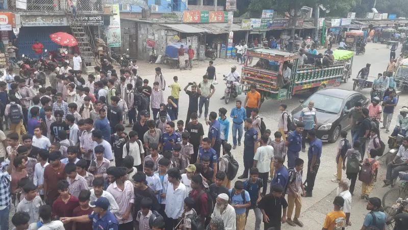 পুঠিয়ায় শিক্ষকের মৃত্যুর জেরে মহাসড়ক অবরোধ করে শিক্ষার্থীদের বিক্ষোভ