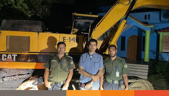 পুঠিয়ায় ফসলি জমির মাটি কাটায় দুইজনের কারাদণ্ড, অকেজো ২ এস্কেভেটর
