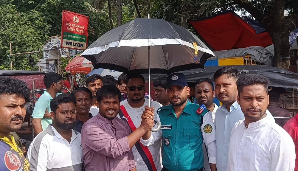 রোদ-বৃষ্টিতে দায়িত্বপালনকারী ট্রাফিক পুলিশ সদস্যদের প্রতি সহমর্মিতা
