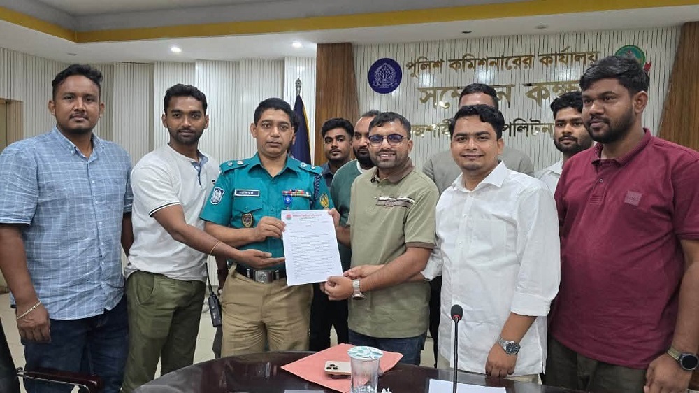 রামেক হাসপাতালে দালাল ও অ্যাম্বুলেন্স সিন্ডিকেট বন্ধে পুলিশ কমিশনারকে ছাত্রদলের স্মারকলিপি