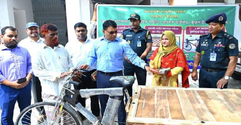 কারামুক্তদের পুনর্বাসনে রাজশাহী জেলা প্রশাসকের ভ্যান উপহার