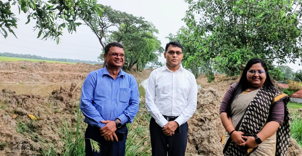 তানোরে খাল পুনঃ খনন পরিদর্শনে রাজশাহীর জেলা প্রশাসক শহিদুল ইসলাম