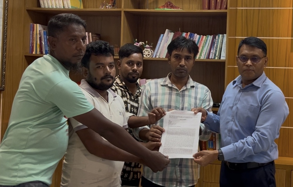 রাজশাহীতে হোটেল শ্রমিকদের ন্যায্য অধিকার ও ন্যূনতম মজুরি বাস্তবায়নের দাবিতে স্মারকলিপি প্রদান।