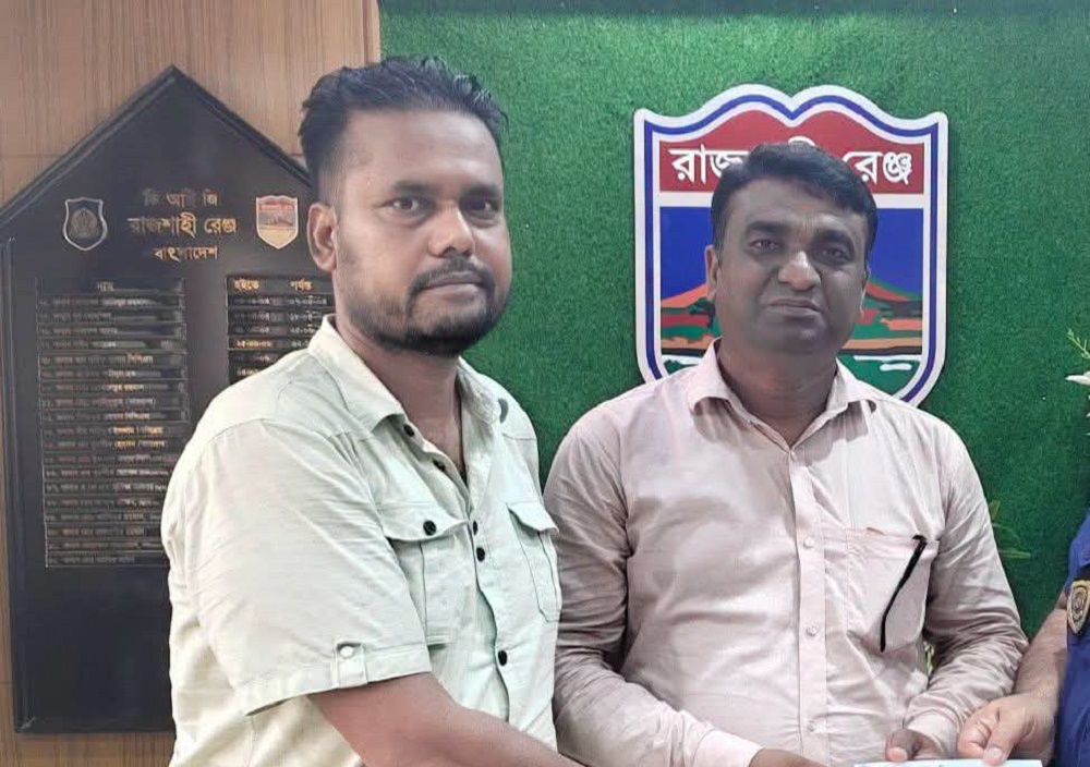 রাজশাহীতে ভাসমান মানুষের মুখে খাবার তুলে দিচ্ছে মডেল প্রেসক্লাব