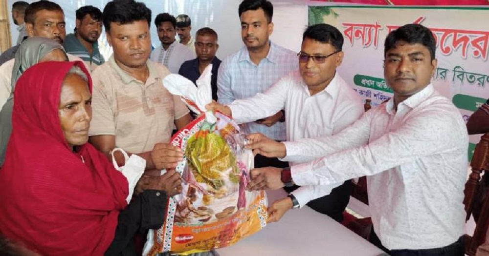 পদ্মার চরে পানিবন্দী মানুষের দুর্ভোগ, ডগার ঘাটে ত্রাণ নিয়ে জেলা প্রশাসক