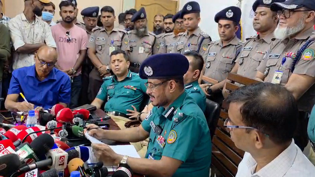 রংপুরে সপরিবারে শিক্ষক হত্যাকাণ্ড: জবানবন্দির নতুন সূত্রে তদন্ত নিয়ে ধোঁয়াশা