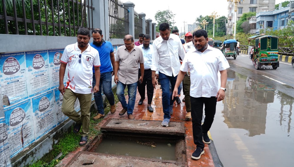 রাজশাহীতে জলাবদ্ধতা নিরসনে ড্রেন পরিষ্কার কার্যক্রম পরিদর্শনে রাসিক প্রশাসক
