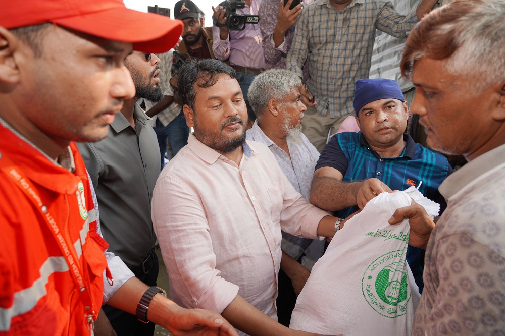 তালাইমারীতে পদ্মা পাড়ের বন্যার্তদের মাঝে ত্রাণ বিতরণ করলেন রাসিক প্রশাসক রিটন