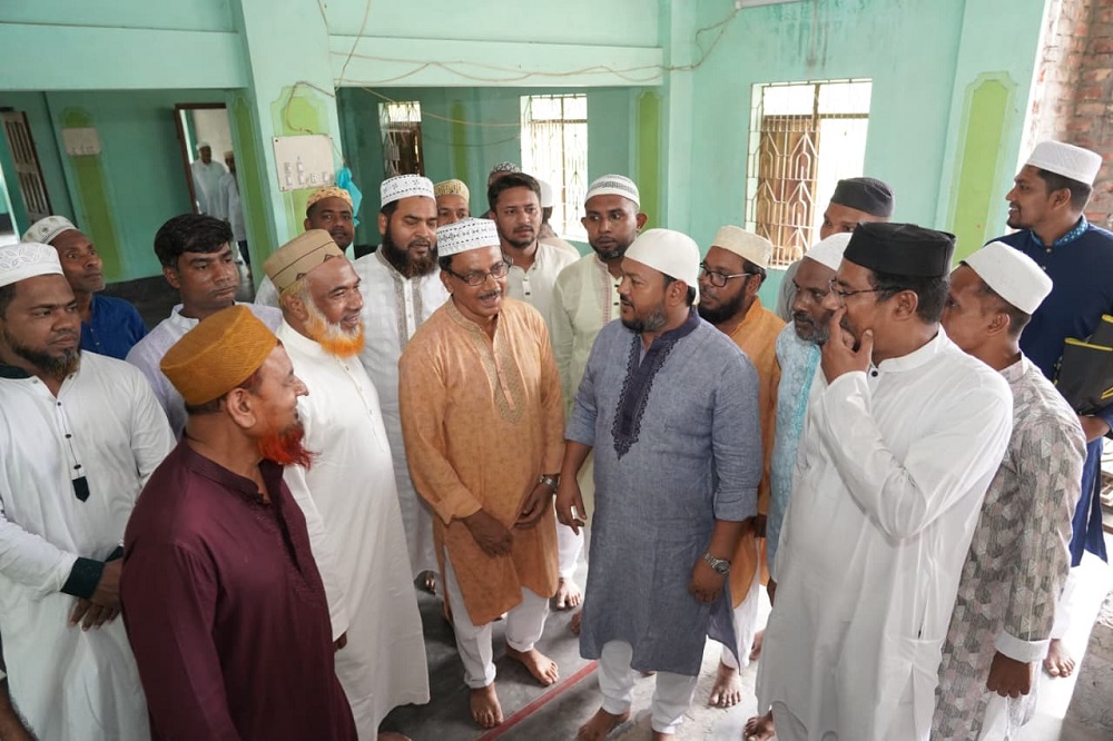 কাজলা বড় জামে মসজিদে রাসিক প্রশাসকের জুমা আদায়