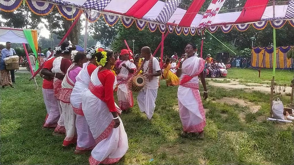রাবি ক্যাম্পাসে আদিবাসী উৎসবের রঙ: সাড়ম্বরে উদযাপিত হলো ঐতিহ্যবাহী কারাম পূজা