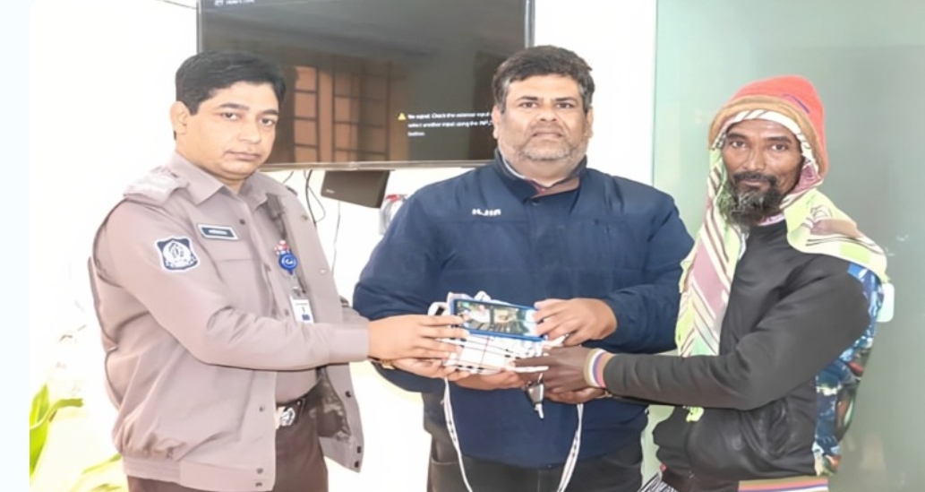 রিকশাচালকের সততা ও আরএমপির দ্রুততায় হারানো মোবাইল, নগদ অর্থ ও ব্যাগ ফিরে পেলেন প্রকৃত মালিক