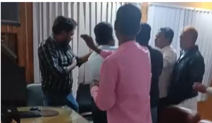 জয়পুরহাটে ইউএনওর কক্ষে সাংবাদিকের উপরে হামলা আহত সাংবাদিক