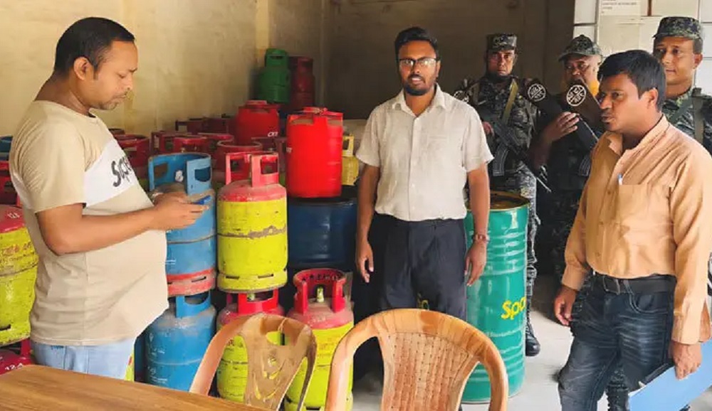 সিরাজগঞ্জে ডিম ও গ্যাসের বাড়তি দাম আদায়