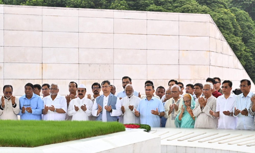 জিয়াউর রহমান ও খালেদা জিয়ার সমাধিতে প্রধানমন্ত্রী তারেক রহমানের শ্রদ্ধা