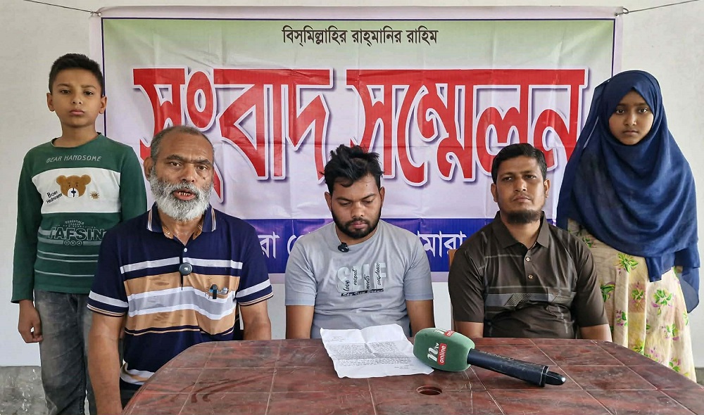 বাগমারায়  নিরাপত্তা হীনতায়   ডিস ব্যবসায়ীর সংবাদ সম্মেলন