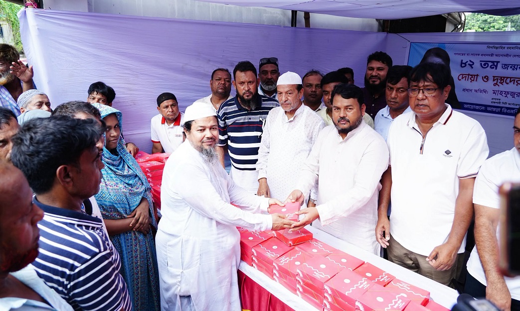 ‘আমরা বিএনপি পরিবার’-এর উদ্যোগে রাজশাহীতে দুঃস্থদের মাঝে খাবার বিতরণ